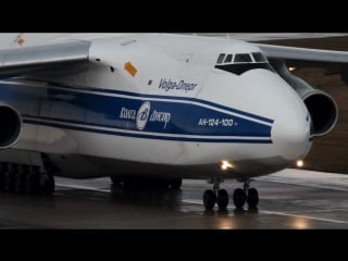 Volga dnepr antonov an 124 arrival during a rain shower ⁄ close up taxing (hd)