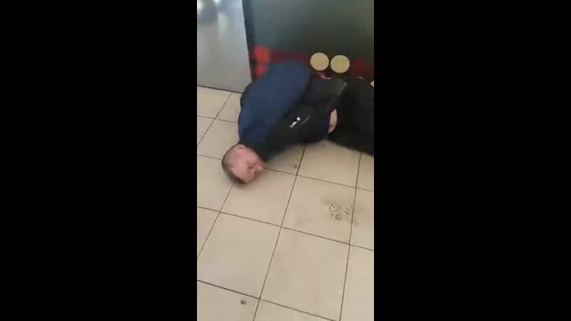 Солдаты и унтер офицеры не капитулируют» в ростовской области в доску пьяный дебошир разнёс половину «пятёрочки»