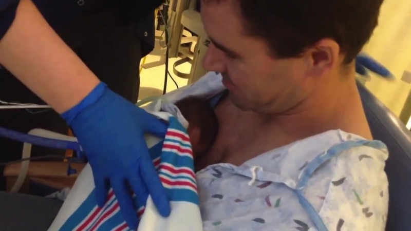 Папы впервые видят своих новорожденных детей