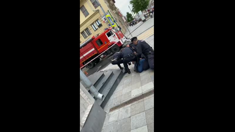 Девушка снимает, как менты толпой винтят ее парня с которым она наблюдала пожар на тверской