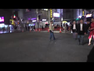 Adriana lima outside the once upon a time in hollywood premiere at tcl chinese theatre in hollywood ( 720 x 1280 60fps ) mp4