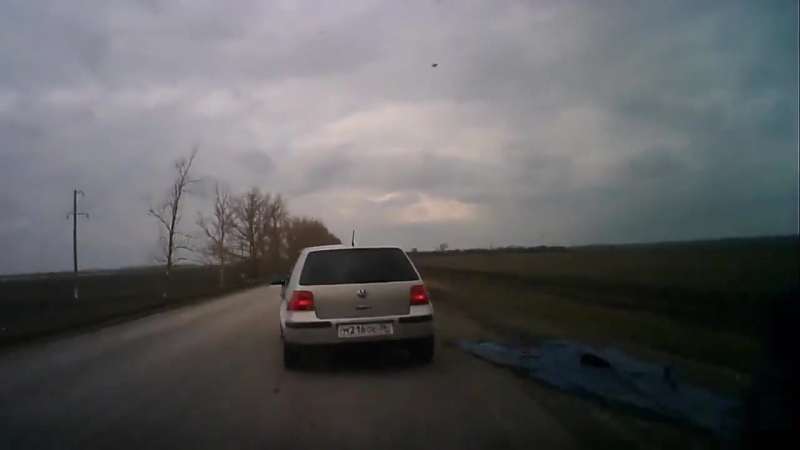 Оторвавшийся тент накрыл иномарку и привел к дтп