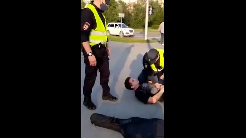 Инвалид музыкант, страдающий аутизмом играл на улице