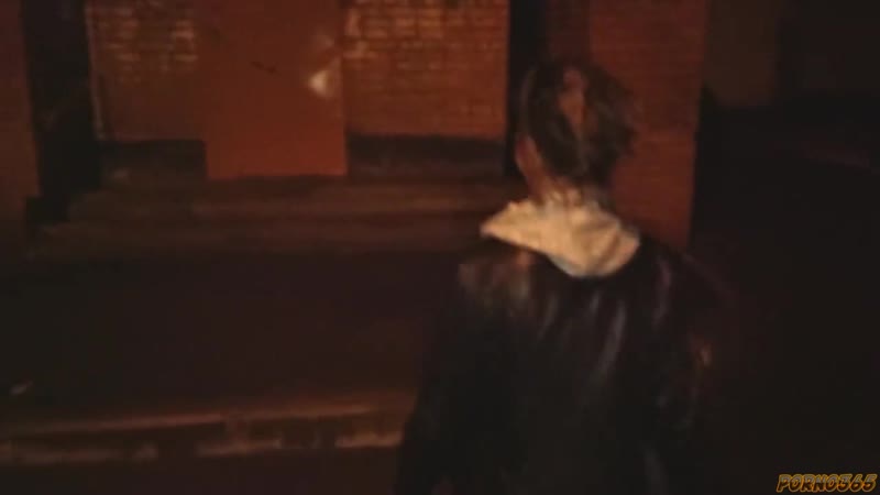 Пара московских студентов классно трахается на лестничной площадке случайного дома