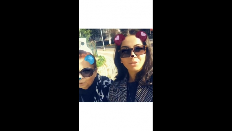 Мелис тюзюнгюч с бабушкой