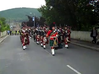 Royal guards march marks queen s arrival at balmoral