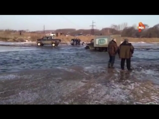 В приморье на месте рухнувшего моста организовали лодочную переправу (видео)