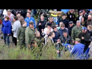 У холодному яру чоловіків із прапорами партії регіонів не пустили на урочистості