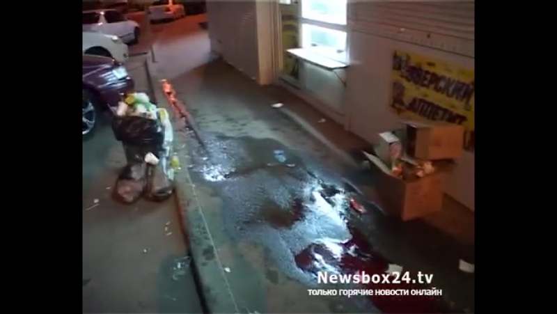 Во владивостоке неизвестный мужчина перерезал горло девушке прямо на крыльце магазина