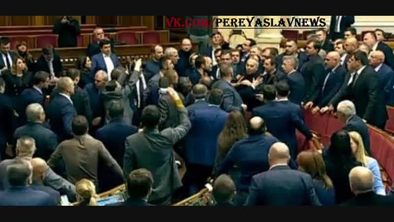 Драка в раде, которую глава рады парубий назвал "изгнанием бесов", произошла после голосования за закон, который запретил рпц в