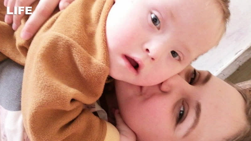 "это солнечные молодые!" мама мальчика с синдромом дауна об особенностях сына