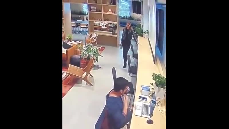 Олененок только что вышел из утробы