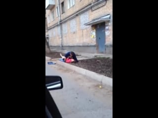Пьяные трахаются у подъезда