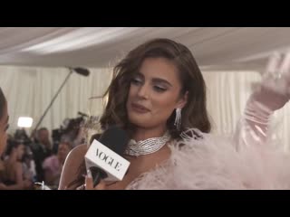 Tpornr hill on her old hollywood inspired dress met gala 2019 with liza koshy vogue ( 720 x 1280 ) mp4