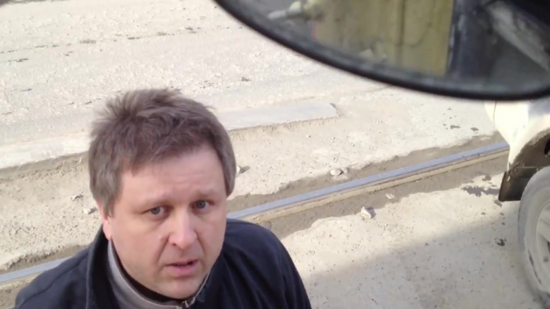 Автохам негодует и яростно доказывает, что трамвай создал ему помеху для разворота