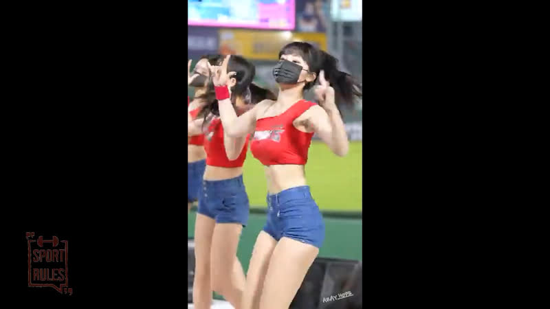 Милашки черлидерши заряжают стадион!