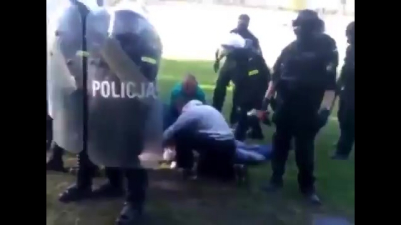 Как полицейские застрелили болельщика во время футбольного матча в польше