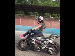 Ouch!! 🙈 watching this gives me back pain 😅 this is what it’s like when your shooting videos or photos with