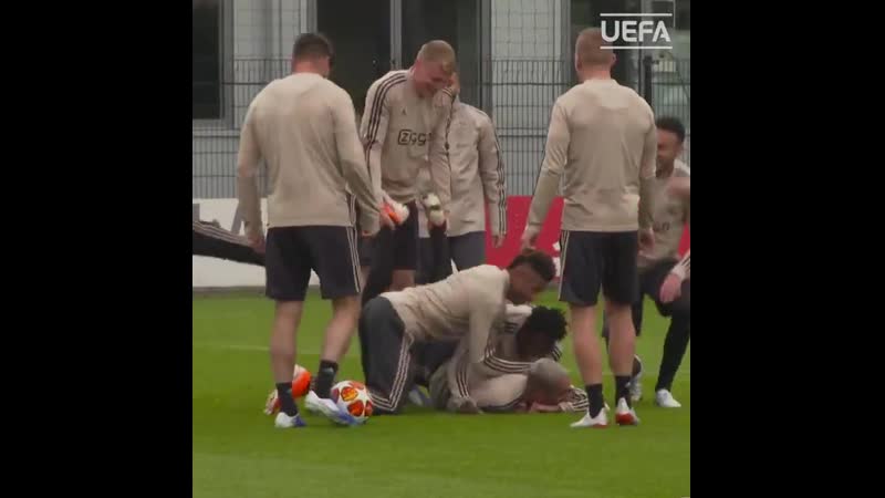 Зиеш пропускает между ног на тренирое «аякса»