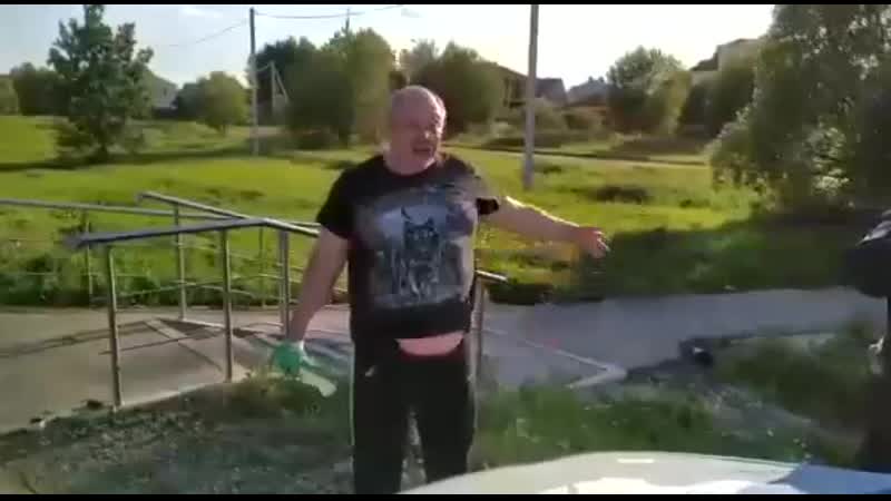 Пенсионер из подмосковья нарисовал пешеходный переход, чтобы ходить в магазин