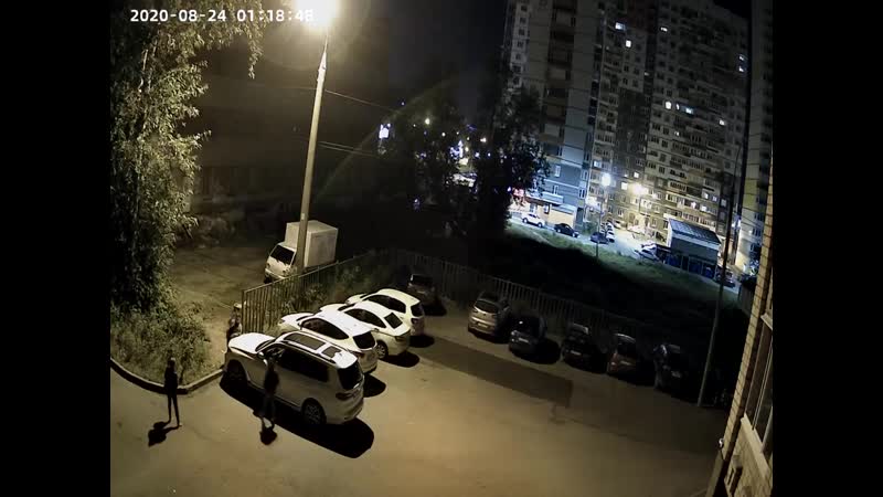 Две девушки прыгают на машинах в ижевске