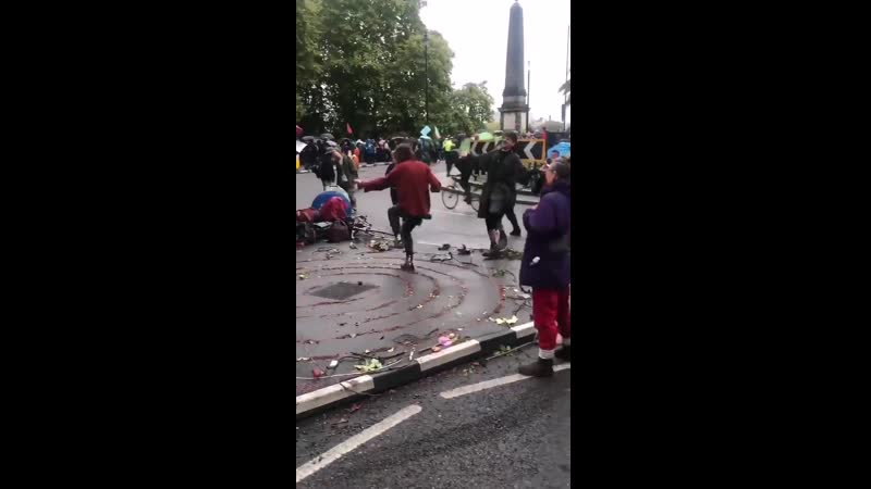 Немецкие защитники природы выполняют ритуал изгнания угля из печей mp4