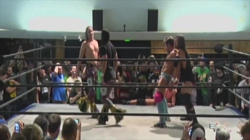 Янг бакс проводят суперкик джои райану по шарам, предварительно насыпав кнопок в трусы