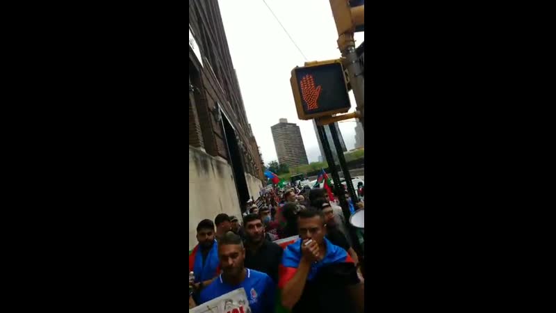 Азербайджанцы скандируют на улицах нью йорка лозунг «шехиды бессмертны, родина неделима»