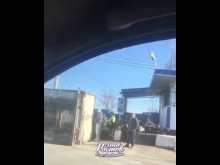 На сальском кольце (восточное шоссе, батайск) перевернулась фура с апельсинами 01 20 это ростов на дону!
