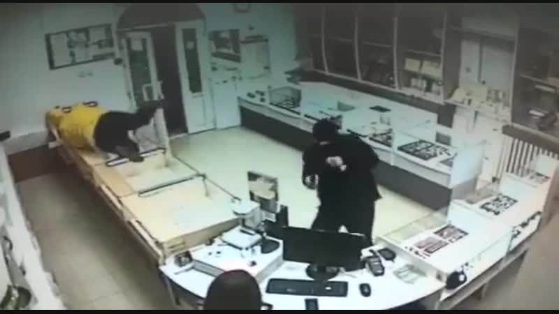Дерзкое ограбление ювелирного магазина в гуково попало на видео