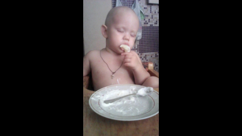 Максимка кушает и спит