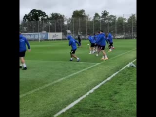 Азмун танцует на тренирое зенита🕺⚽