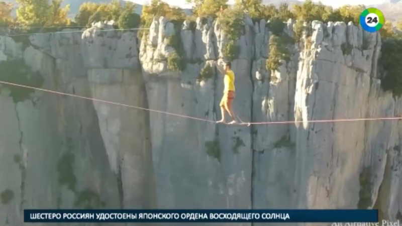 Канатоходец ради рекорда прогулялся над ущельем в альпах
