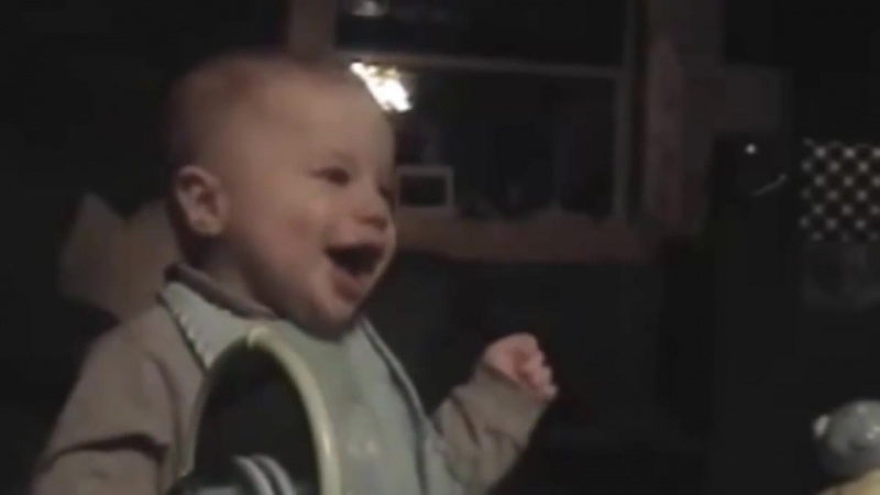 Заразительный молодые смех