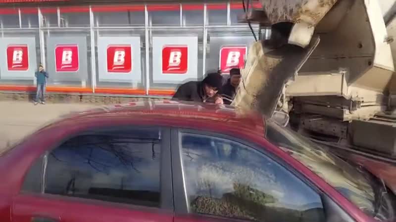 Муж залил бетон в машину жены