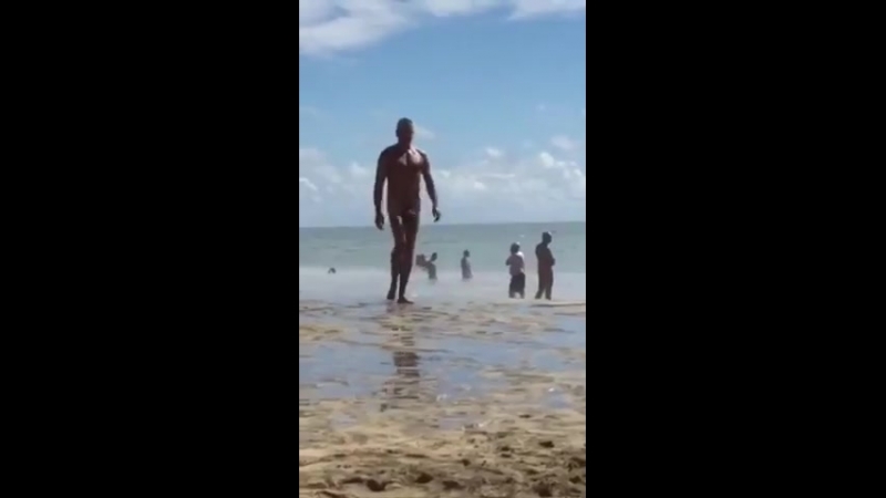 Негр анатолий на пляже