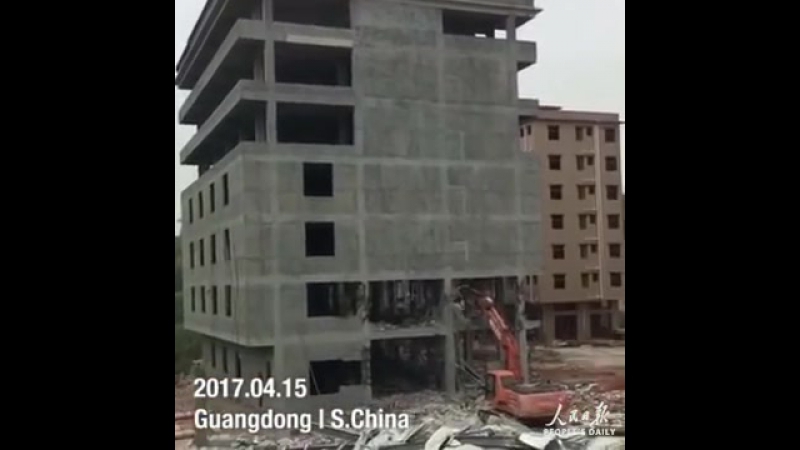 При сносе здания на экскаватор упал семиэтажный дом