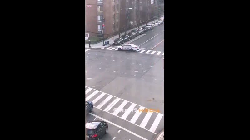 Кортеж джо байдена движется в направлении капитолия и, если трампа в палм бич сопровождают сторонники, то байдена сотни воен