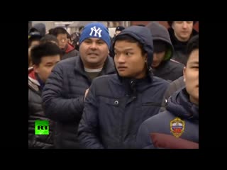 В ходе рейда полиции в москве задержаны более тысячи мигрантов (оперативная съемка)