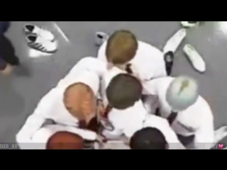 Обвил руками его талию