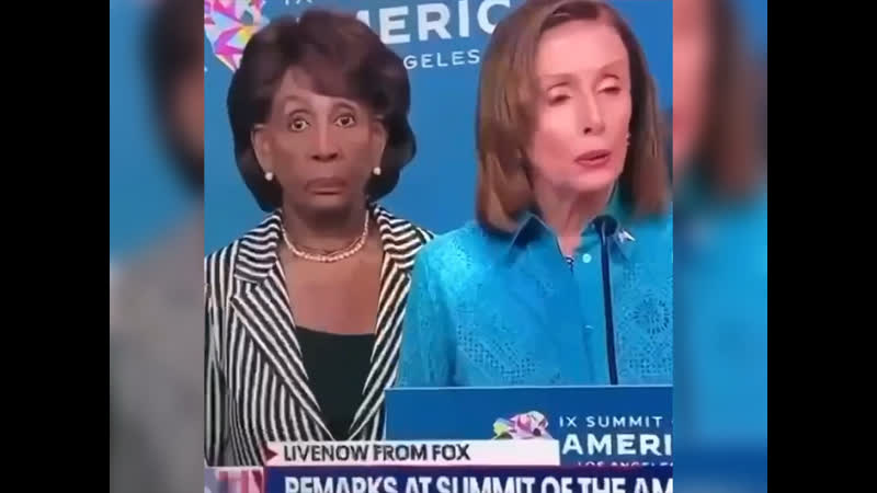 Женщина с пришитой головой рядом с нэнси пелоси