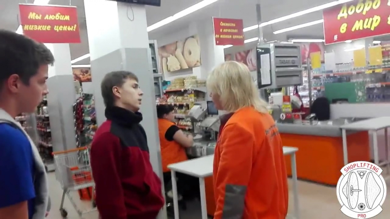 Борзый шоплифтер выясняет рамсы с мамашей из дикси
