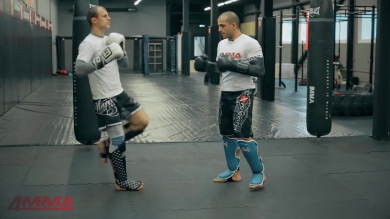 Тайский бокс с чемпионом мира встречаем мидл кик и атакуем бьющую ногу противника