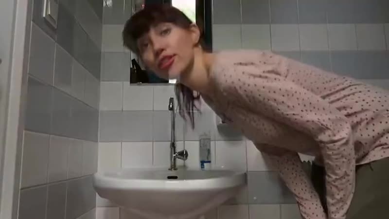 Zasunula ruku v anal i jestko sebya trahaet mp4