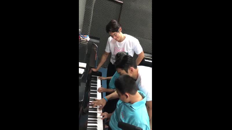 Siwon choi and jaeminpark are playing piano with students