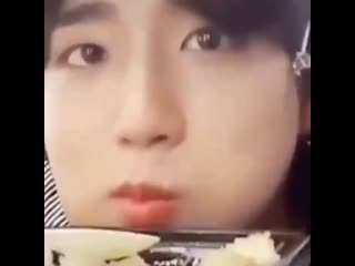 ⋘ джисон ест, но с зумом ⋙