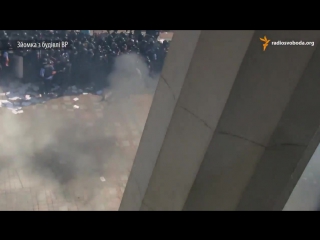 Снято на видео человека, который бросает гранату в силовиков под вр