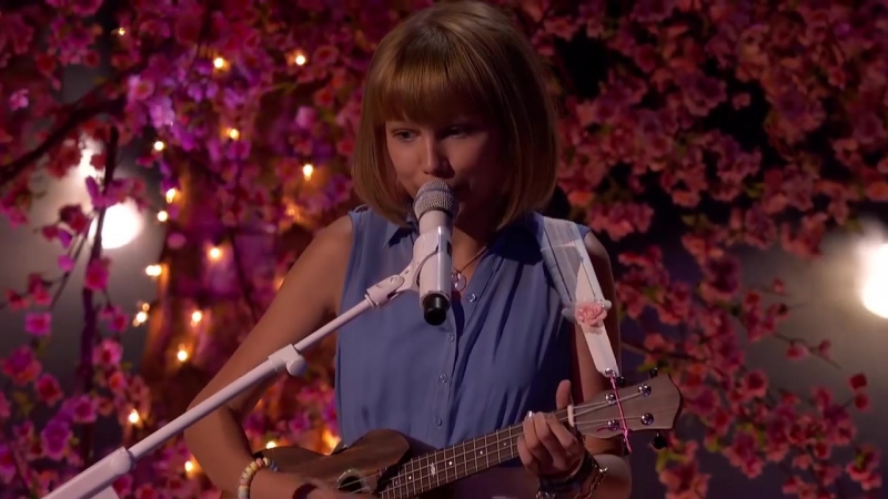 18 летняя девочка завораживающие спела под укулеле