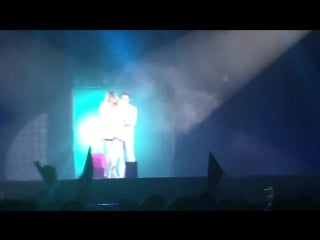 Violetta live paris (21 2 15) jorge leon y tini violetta se besan, violetta cantar