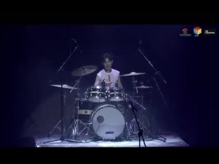 Интач играет на барабанах